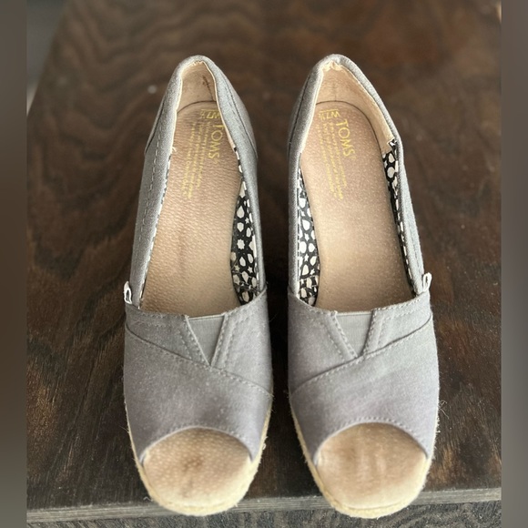 Grey Tom’s wedge sandals 7 1/2 - Picture 2 of 4